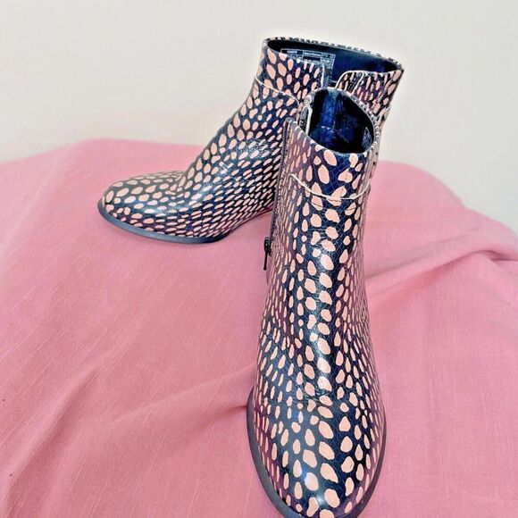 VIONIC‎ Kamryn Womens Size 6 Black Spotted Ankle Boots Black/Pink Waterproof